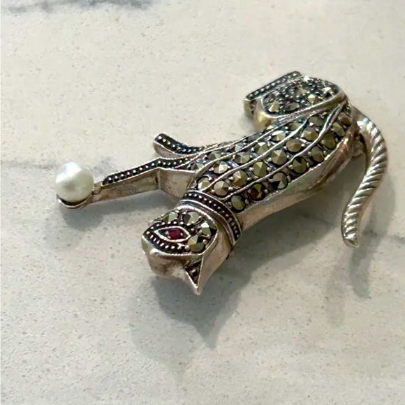 925 Silver and Marcasite Kitten with Pearl Brooch - Picture 2 of 7